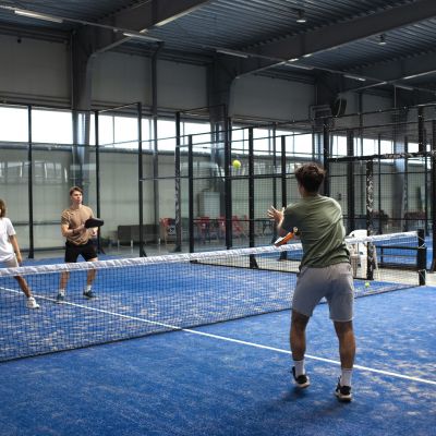 people-playing-padle-tennis-inside